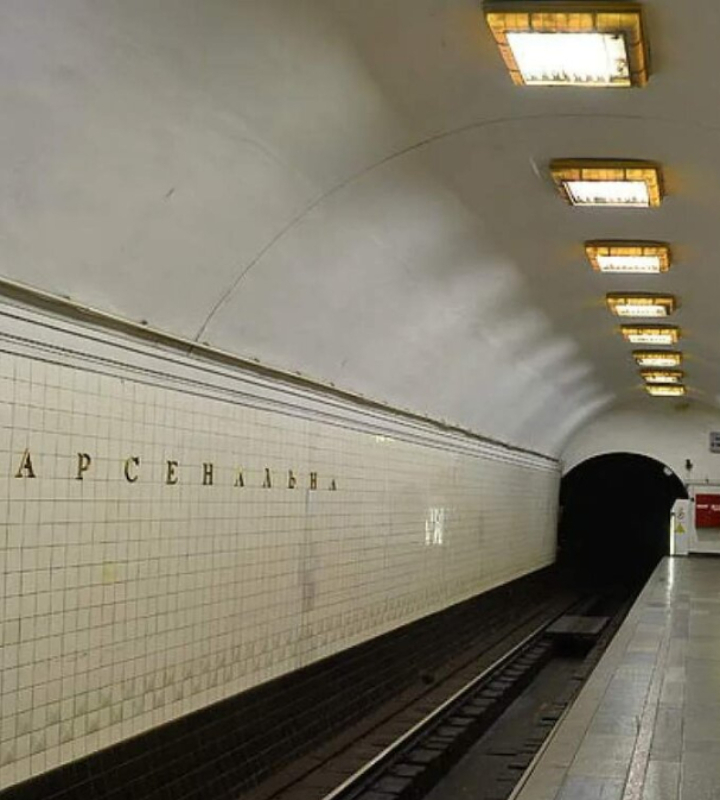 Хотя Киев и уступает Петербургу по средней глубине станций, абсолютный рекорд в бывшем СССР и по-видимому во всем мире по залеганию конкретной станции метро держится за древней столицей Киевской Руси.