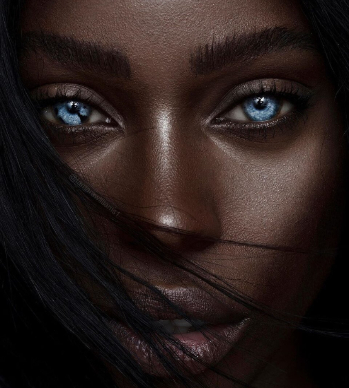 Джалисия Найтингейл - модель с Барбадоса, обладательница голубых, как лед глаз.