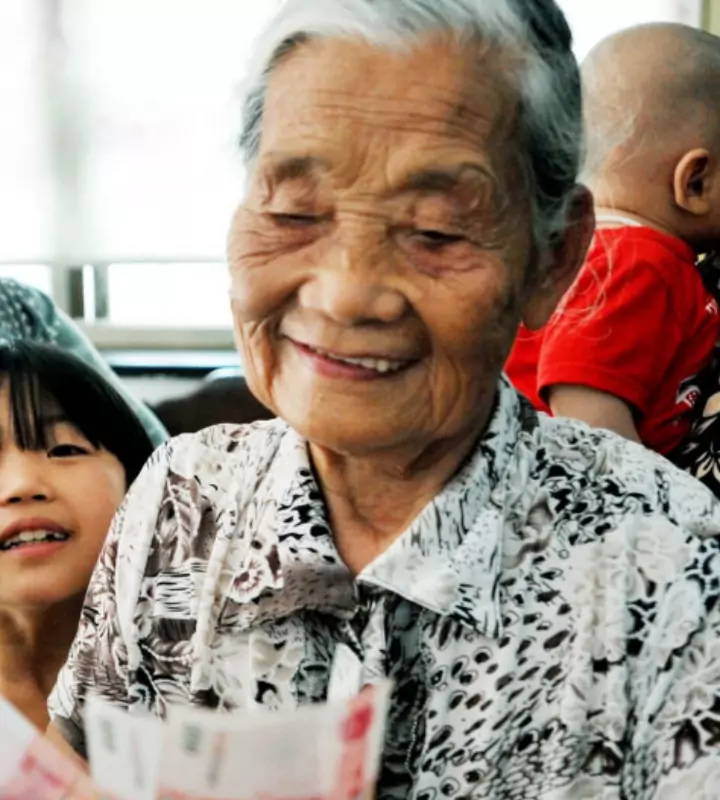 В Китае существует закон, вступивший в силу в 2013 году, обязывающий детей и внуков чаще навещать своих родственников старше 60 лет.