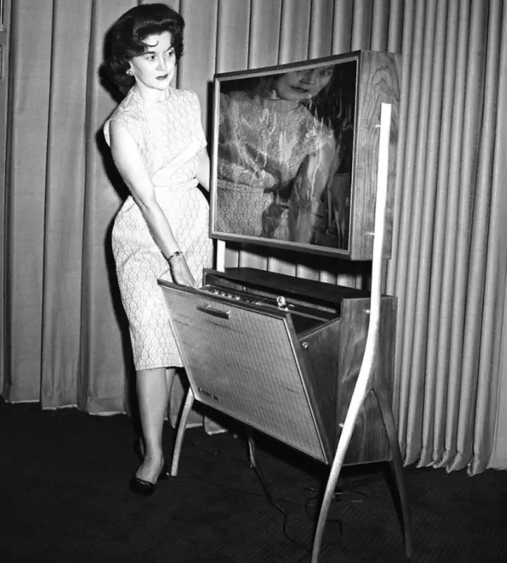 Телевизор всего 10 сантиметров толщиной с таймером для записи телепередач продемонстрировали ошеломленной публике в Иллинойсе 21 июня 1961 года.