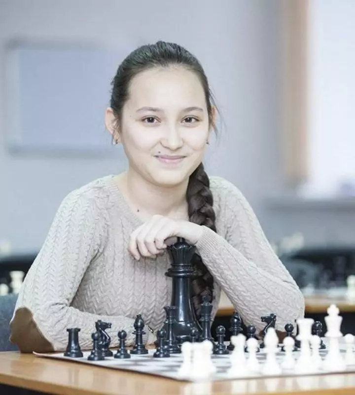 В прошлом году, в возрасте 22 лет, девушка заняла должность президента шахматной федерации Алматы. Играть в шахматы она начала с 5 лет.
