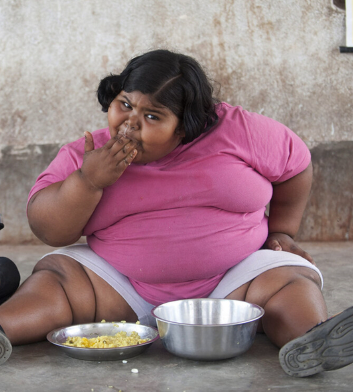Тогда ее вес достиг 61 кг: Причиной ожирения является зверский аппетит ребенка, она ест все и в огромных количествах.