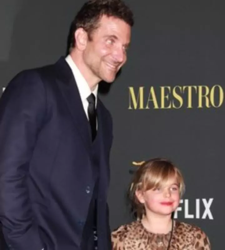 6-летняя Лея пришла с отцом Брэдли Купером на премьерный показ «Маэстро» в наряде от Dolce & Gabbana с леопардовым принтом и золотых балетках. Знаменитый отец девочки надел темно-синий костюм.