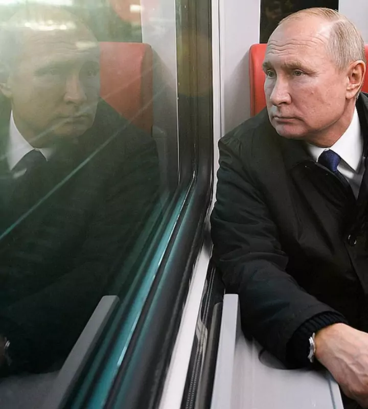 Владимир Путин ответил на вопрос о том, что президент России сказал бы самому себе, вернувшись в прошлое.