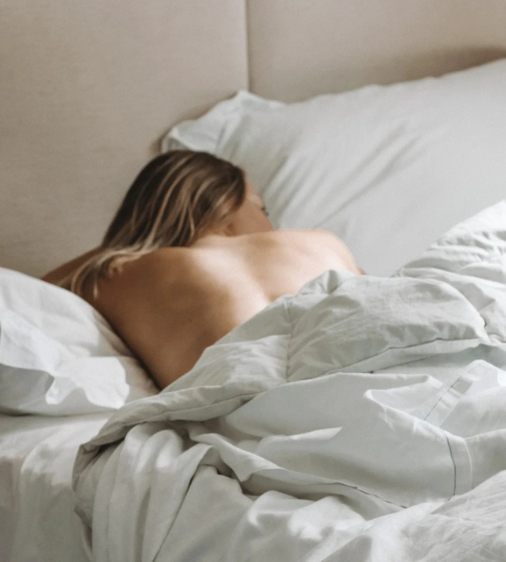 Хотя многие люди могут подумать, что укутывание зимой - лучший способ согреться, сон голышом на самом деле может помочь регулировать температуру вашего тела и улучшить качество сна.
