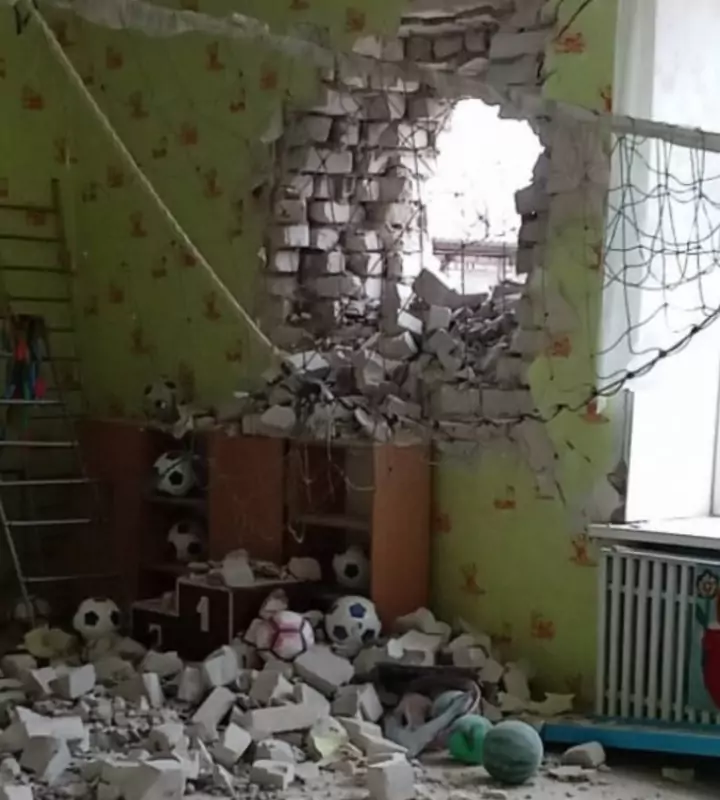 ВСУ обстреляли Горловку в ДНР, что привело к повреждению местного детского сада.