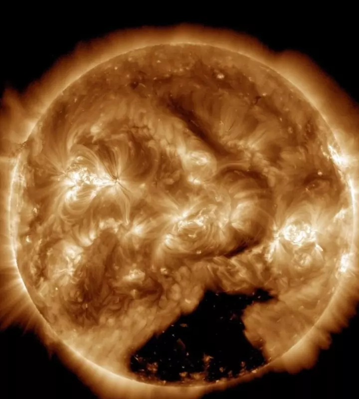 Солнце извергает солнечный ветер прямо на Землю после того, как на поверхности солнца открылась огромная темная дыра. Ученые называют этот временный разрыв беспрецедентным на данном этапе солнечного цикла.