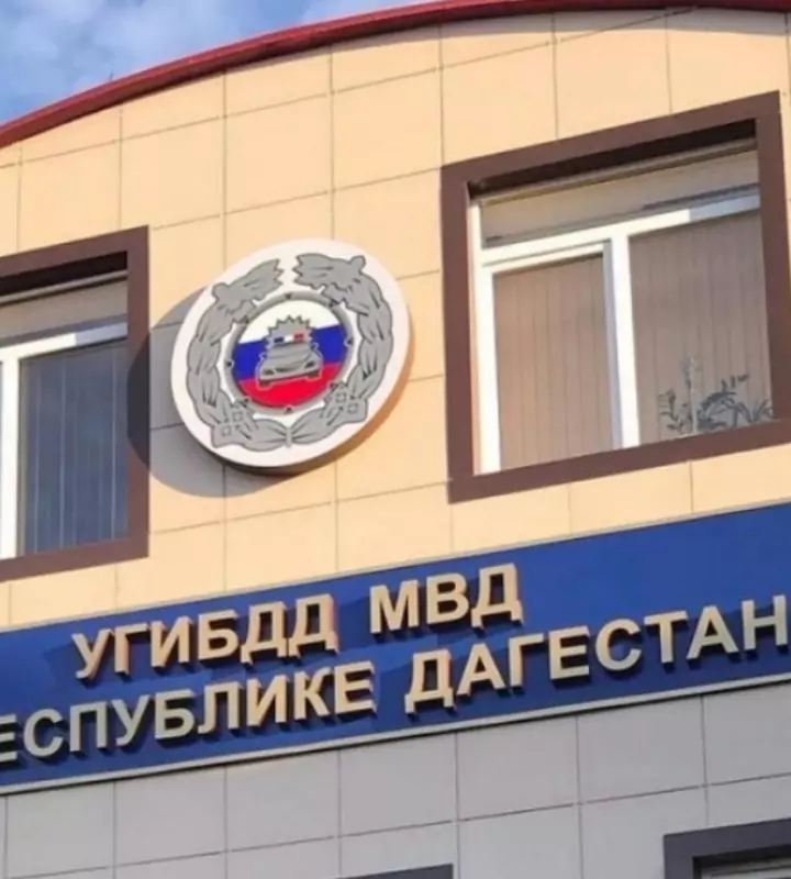 Известно, что легковой автомобиль врезался в грузовик, который стоял на обочине.