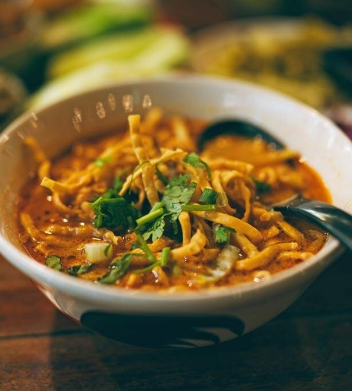 Его считают тайским практически национальным блюдом. Но местные вариации предлагают и в Лаосе или Бирме.