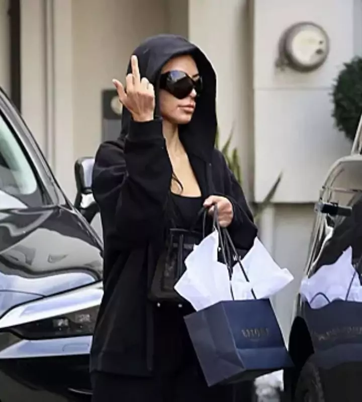 Звезда реалити-шоу Ким Кардашьян показала притаившимся фотографам, когда она выходила из косметологической клиники, средний палец.