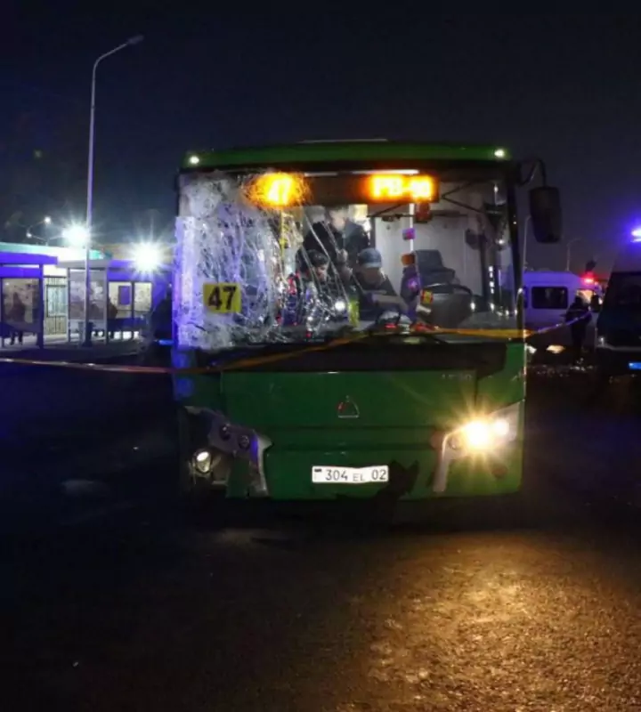 В результате нападения на женщину-водителя автобус врезался в толпу пешеходов.