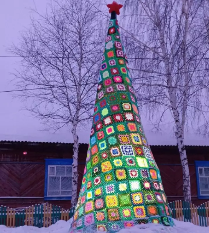 Жители села Моторское соорудили причудливую ёлку на Новый год: дерево полностью состоит из пряжи.