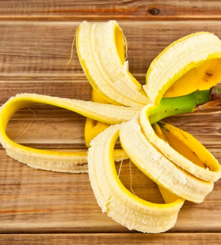 Для приготовления нужны шкурки бананов, которые богаты азотом, калием, фосфором, марганцем, магнием, натрием, железом.
