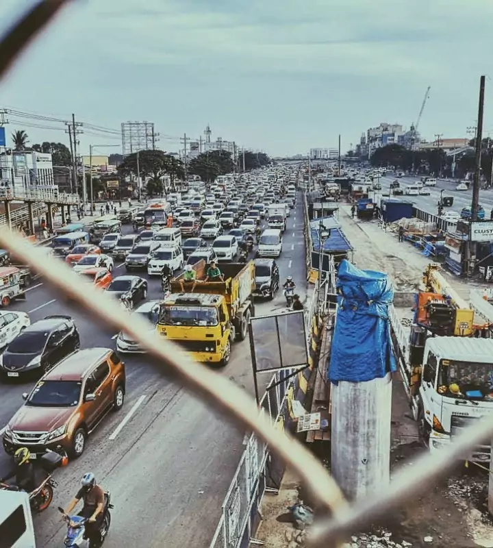 Народный проспект протяженностью 12 км проходит через Кесон-Сити — самый густонаселенный город Филиппин, известный также высоким уровнем ДТП.