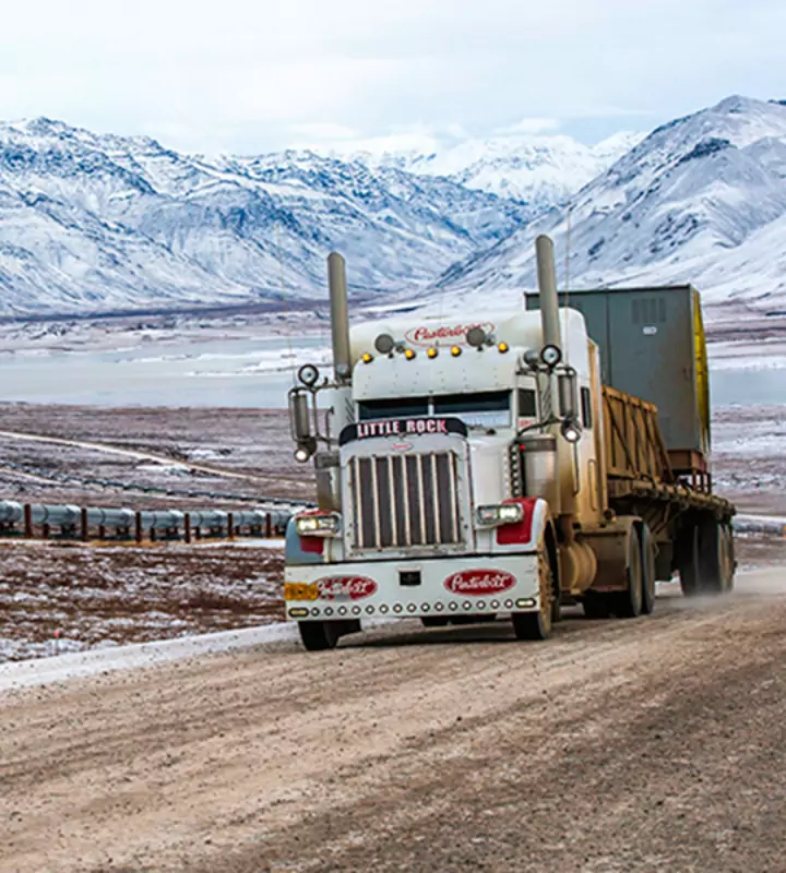Дорогу протяженностью 666 километров построили в 1974 году для обслуживания нефтяных труб, проходящих по полуострову Аляска.