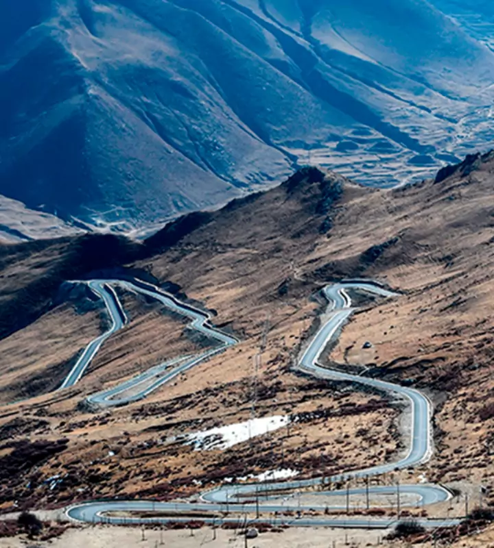 Дорогу протяженностью более двух тысяч километров можно назвать одной из самых живописных китайских трасс.