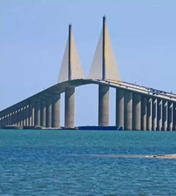 У Sunshine Skyway не только тревожное прошлое, но и репутация опасного объекта.