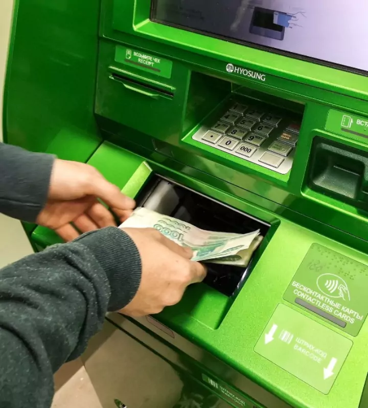 Известно, что инцидент произошёл в Сочи: мужчина забрал крупную сумму, забытую предыдущим клиентом банкомата.