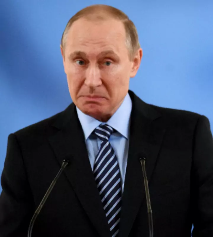 После встречи с представителями муниципального сообщества России Владимиру Путину вручили маленький презент.