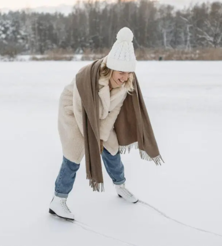 Длительная прогулка в мороз может привести к тому, что руки и ноги буквально окоченеют от холода. Как быстро отогреться в подобной ситуации?
