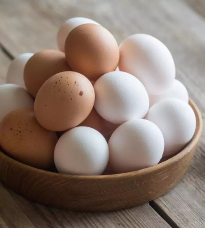 Куриные яйца до сих пор являются спорным продуктом. Продукт то обвиняют в увеличении уровня плохого холестерина, то всячески оправдывают.