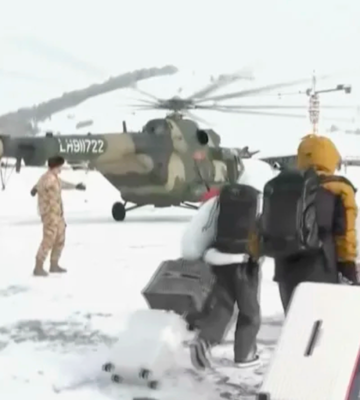 Во вторник спасатели эвакуировали туристов из отдаленного горнолыжного курорта на северо-западе Китая, где десятки лавин, вызванных сильным снегопадом, на неделю унесли в ловушку более 1000 человек.