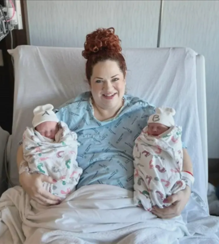 Энни Джо Скотт, родившаяся 31 декабря, и Эффи Роуз Скотт, родившаяся 1 января, - техасские близнецы, родившиеся в два разных года