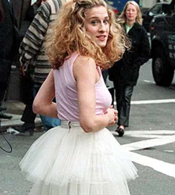 Легендарная юбка-пачка героини актрисы Сары Джессики Паркер из сериала «Секс в большом городе» была продана с аукциона Julien's почти за 5 000 000 в переводе на российские рубли.