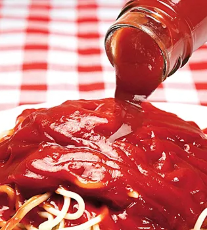 Постоянное потребление в пищу кетчупа может привести к атеросклерозу, так как в нем содержится много сахара и соли.