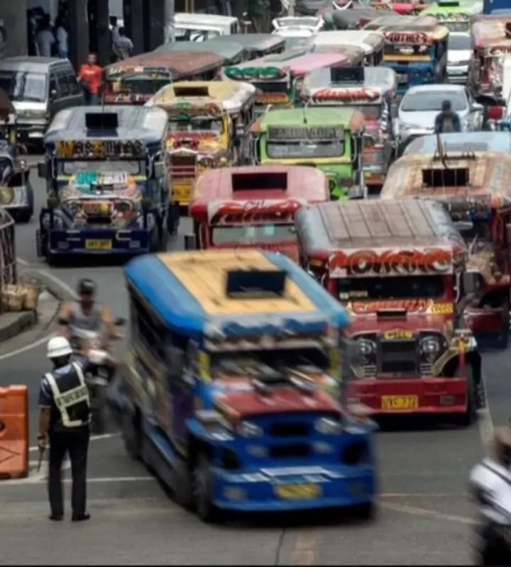 В столице Филиппин Маниле действует это странное правило – в определенный день недели можно ездить только на автомобиле с номерными знаками, заканчивающимися той или иной цифрой.
