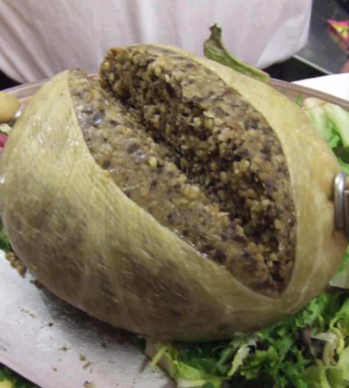 Хаггис — традиционное блюдо Шотландии, состоящее из овечьих потрохов, смешанных с луком, толокном и специями.