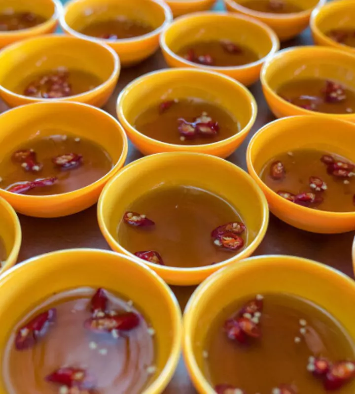 Рыбный соус ныокмам во Вьетнаме широко используют в кулинарии, называя жидкой солью.
