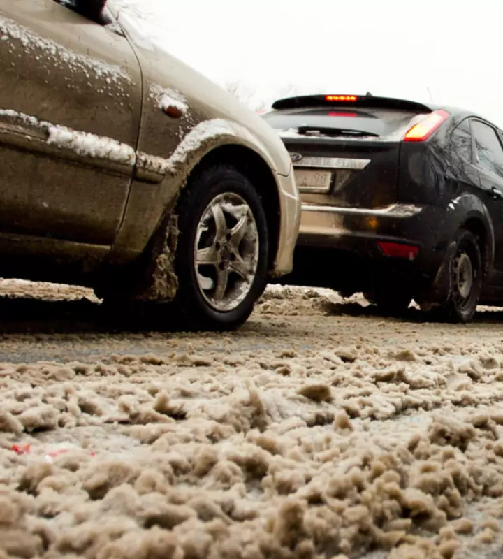 Зимой для предотвращения гололёда дорожные службы посыпают улицы реагентами – песком и солью.