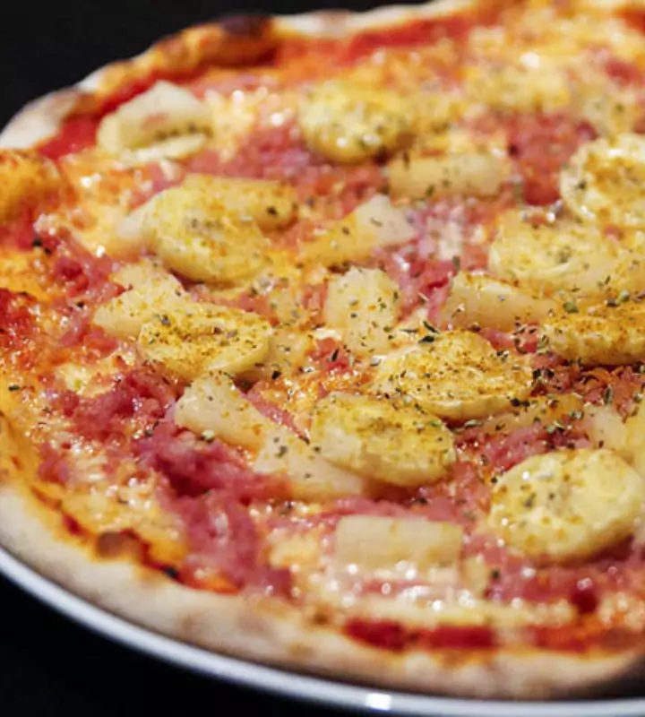 Если вы думаете, что ананас в пицце — это извращение, то представьте жителей Швеции, которые выросли в стране, где в острую пиццу добавляют банан. Мало того, они добавляют в неё ещё и порошок карри.