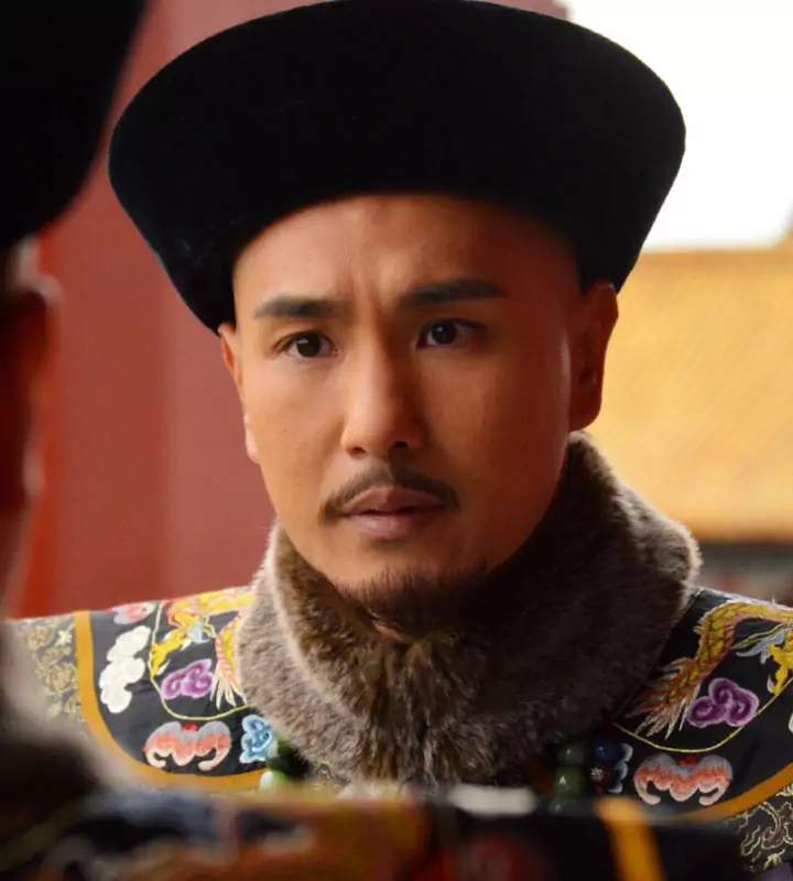 Будучи маньчжуром по происхождению, он начал карьеру с простого телохранителя, но сумел привлечь внимание императора Цяньлуня.