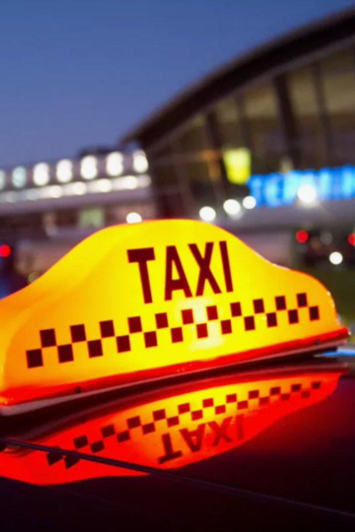 У всех такси есть опознавательный знак, который ни с чем не спутаешь, - полоса с желто-черными клеточками.
