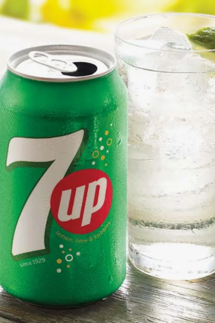 «7-Up» - популярный газированный напиток с необычным названием и с не менее необычным составом.