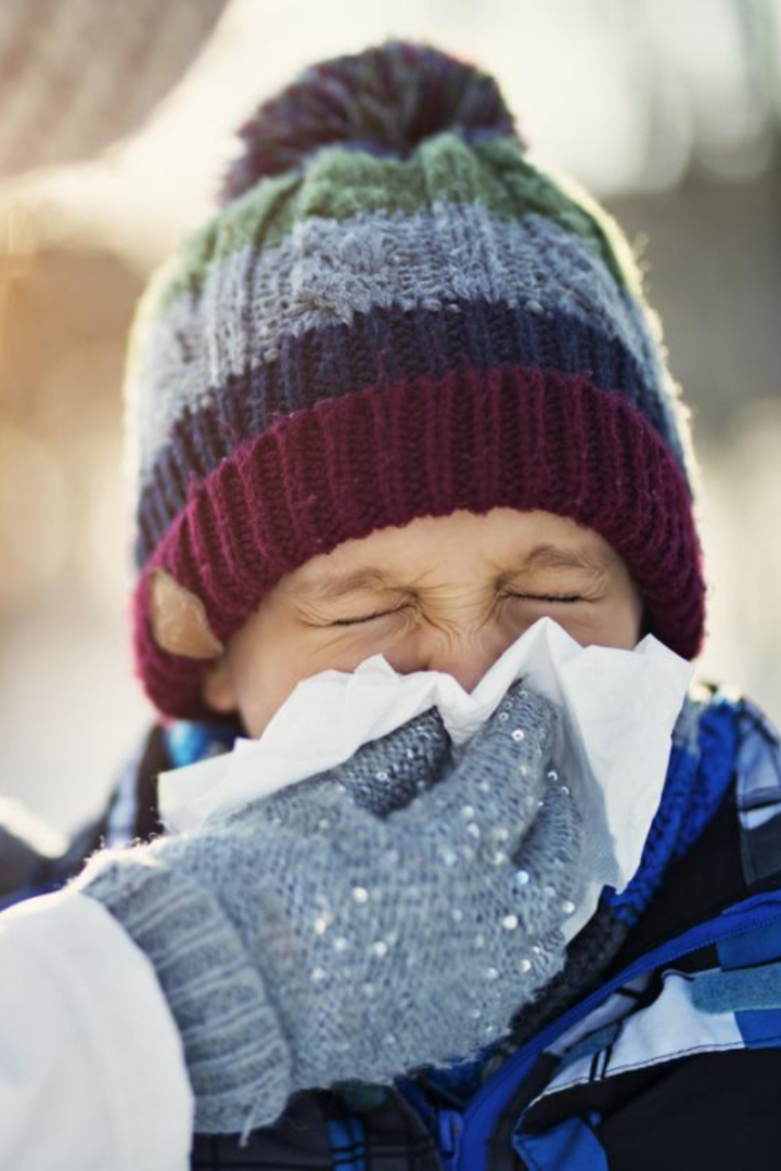 Многочисленные заболевания, которые в народе именуют простудой, вызываются вирусами, реже — бактериями.