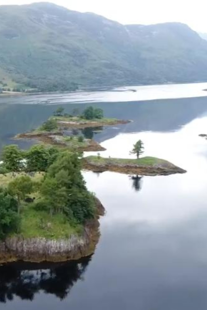 В шотландском озере Левен есть крохотный островок, название которого переводится как Остров Дискуссии. 