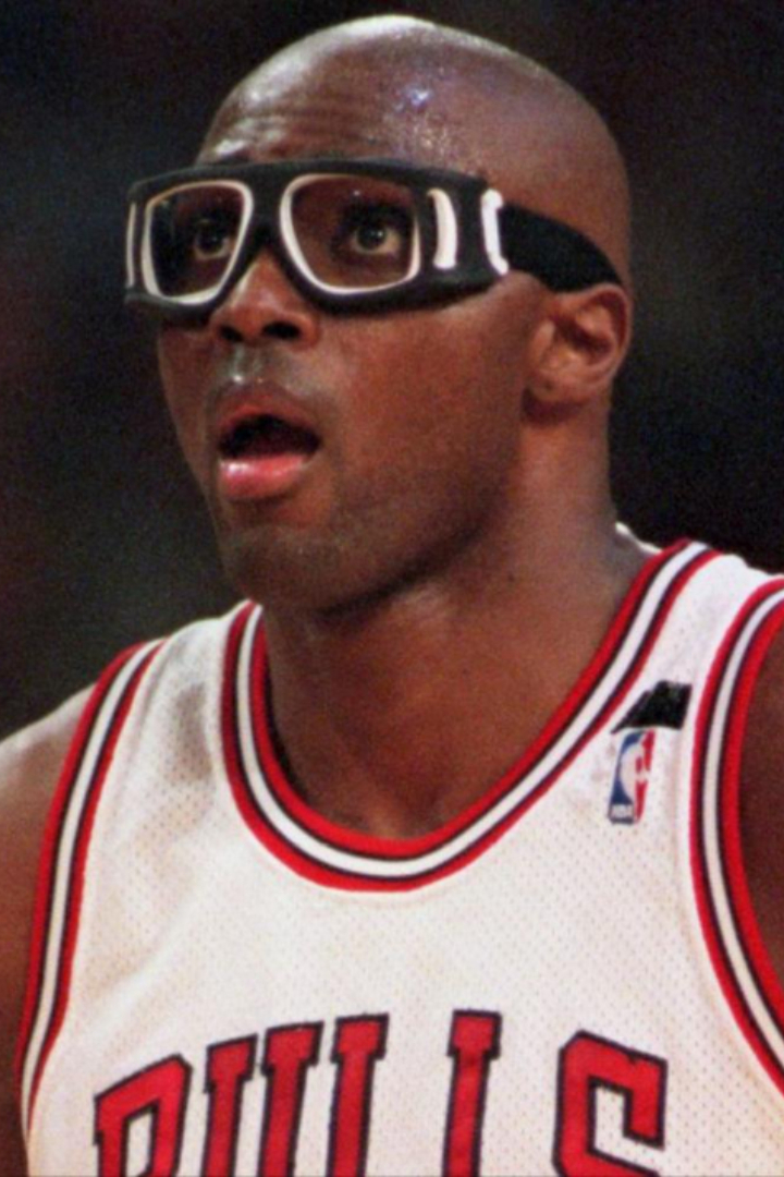 У баскетболиста НБА Хораса Гранта уже в ходе карьеры развилась близорукость, из-за чего он стал появляться на площадке в специальных очках. 