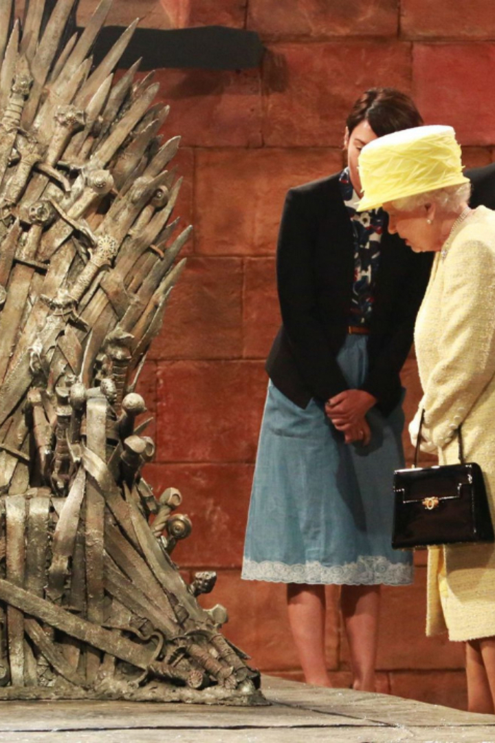 Во время визита в Северную Ирландию королева Елизавета II посетила съёмочную площадку сериала «Игра престолов».