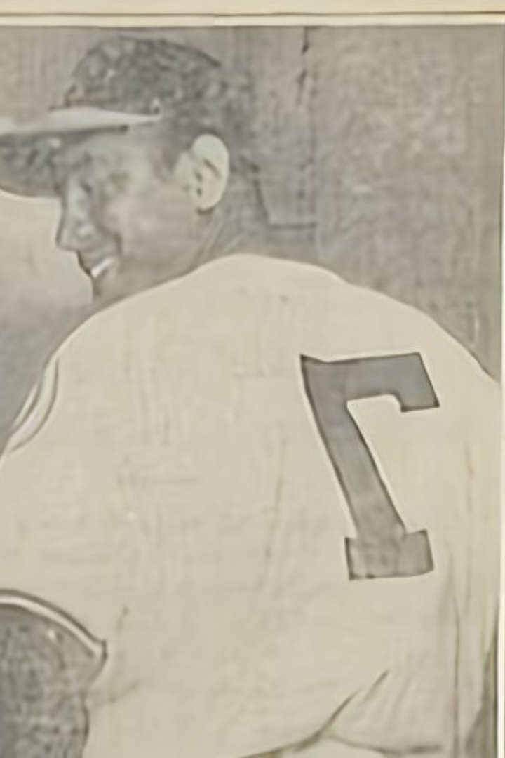 Бейсболист Джонни Невес, выступавший за команду одной из второстепенных американских лиг «Фарго-Мурхед Твинз», играл под номером 7, причём эта цифра была нанесена на его форму в зеркальном отражении. 