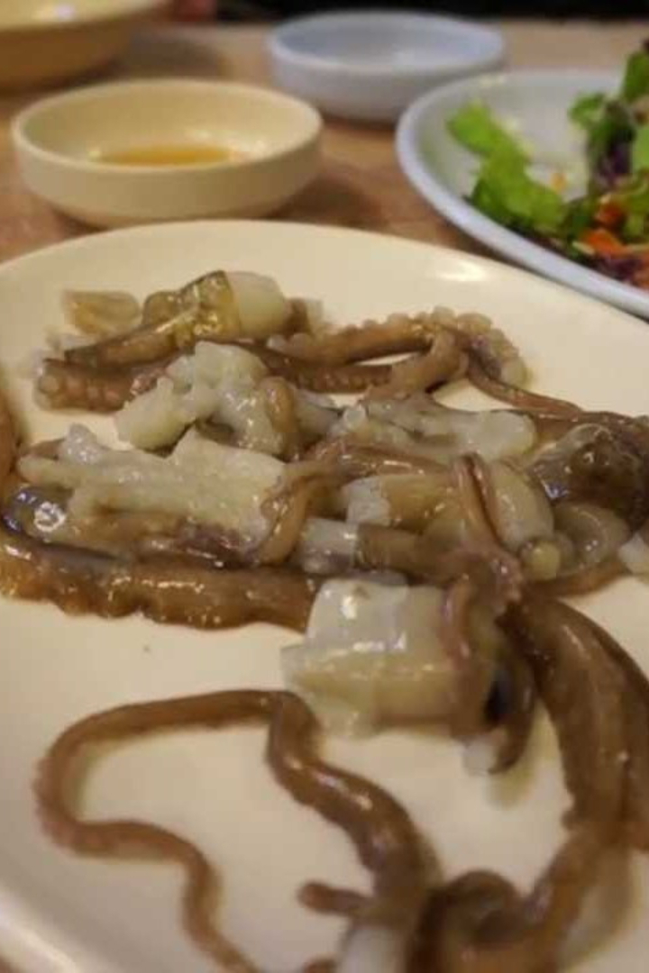 Блюдо корейской кухни саннакчи готовится из порезанного живого осьминога, приправленного кунжутным маслом. 