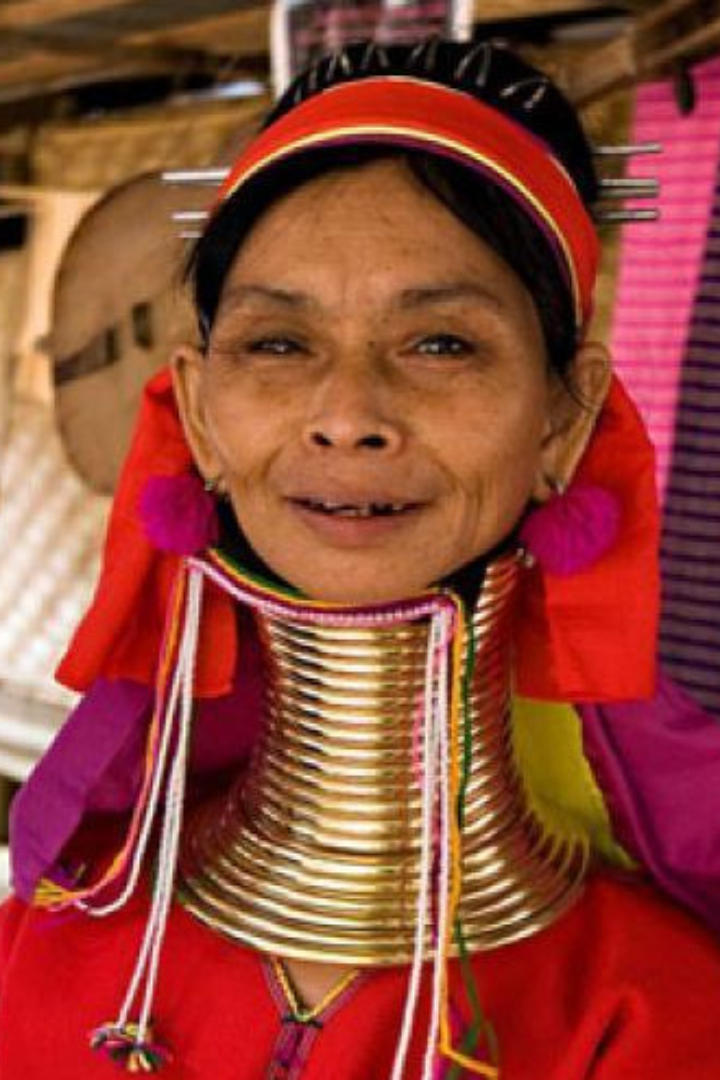 На территории Мьянмы и Таиланда живёт народ падаунг, имеющий древнюю традицию удлинять своим женщинам шею с помощью латунных колец. 