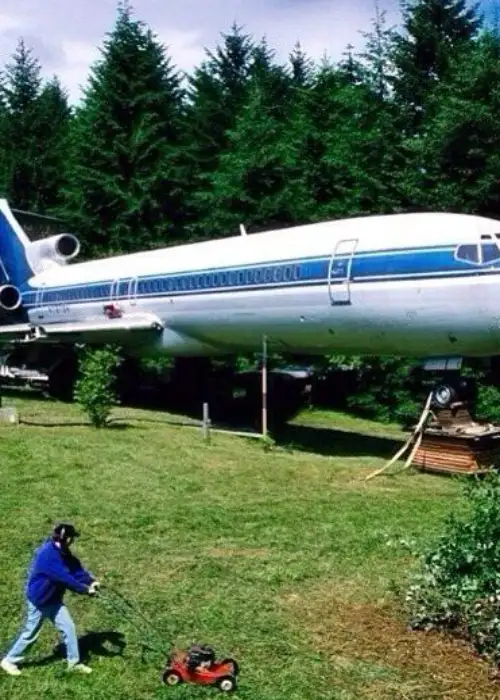 Бывший инженер обустроил себе необычное жилье - прямо в салоне BOEING 727.
