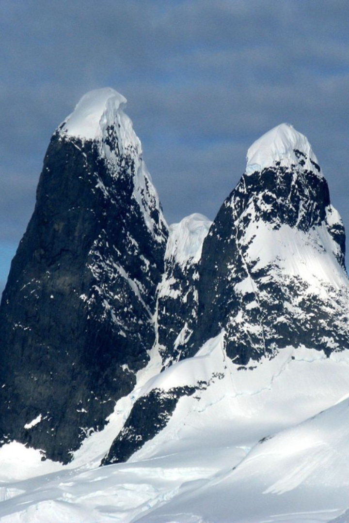 В Антарктиде около входа в пролив Лемэра стоит скала с двумя пиками, которая официально на картах обозначена как Una's Tits, что значит «груди Уны». 