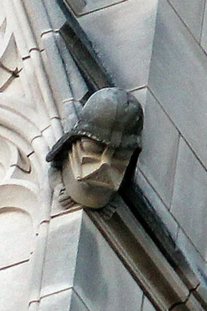 На готических соборах часто можно увидеть гаргулий — скульптуры гротескных мифологических персонажей, предназначенных для отвода потока воды.
