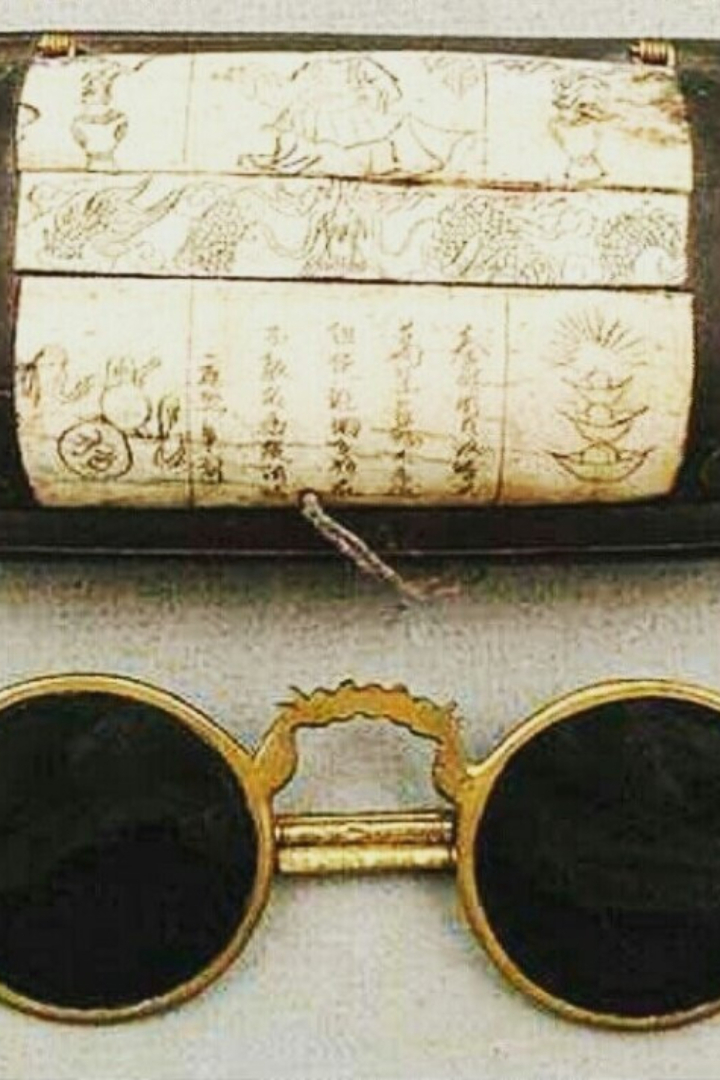 В Китае с 12 века использовались тёмные очки, сделанные из плоских пластинок дымчатого кварца.