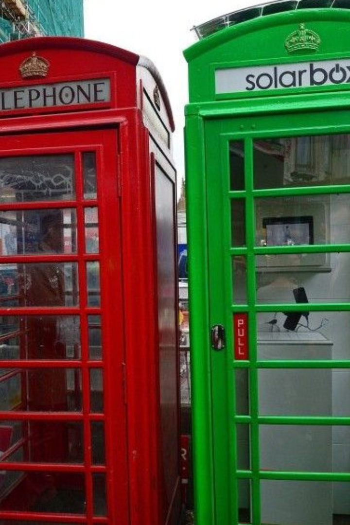 Знаменитые лондонские красные телефонные будки используются прохожими всё реже и реже. 