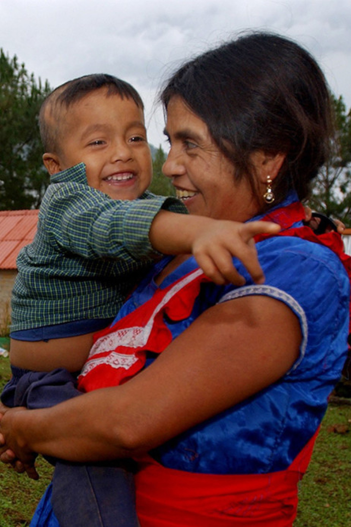 В 2000 году мексиканская крестьянка Инес Рамирес, не имея медицинского образования, сделала сама себе кесарево сечение и родила здорового ребёнка. 